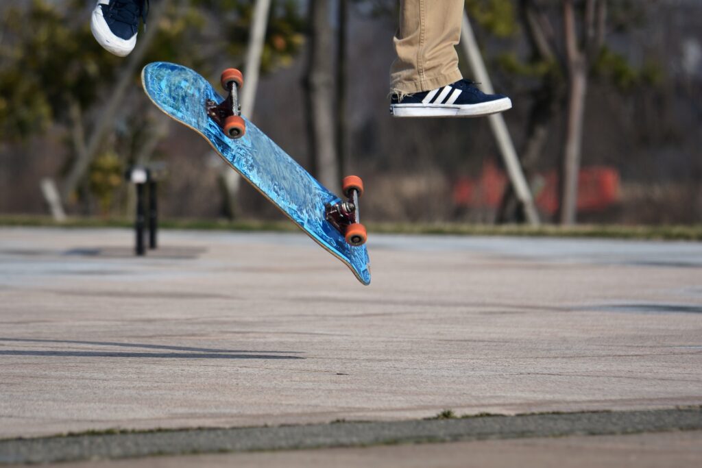 Skateboard drejer under skaterens fødder under et trick