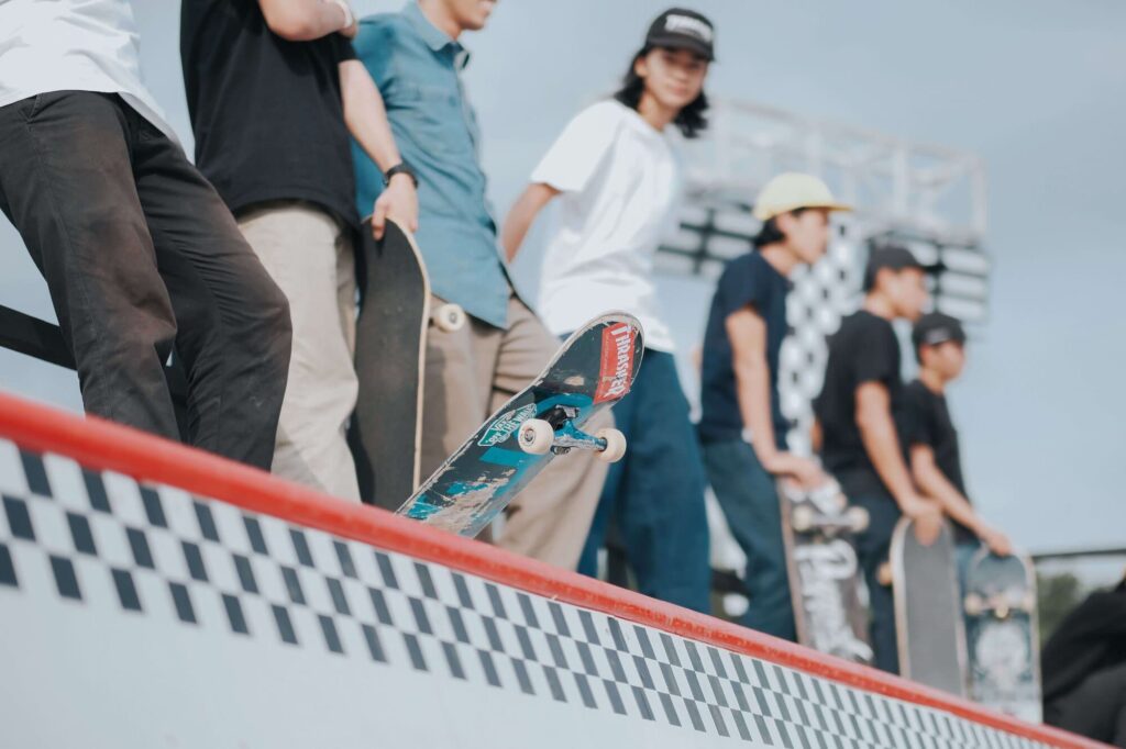 Skatere med deres skateboards ved en rampe