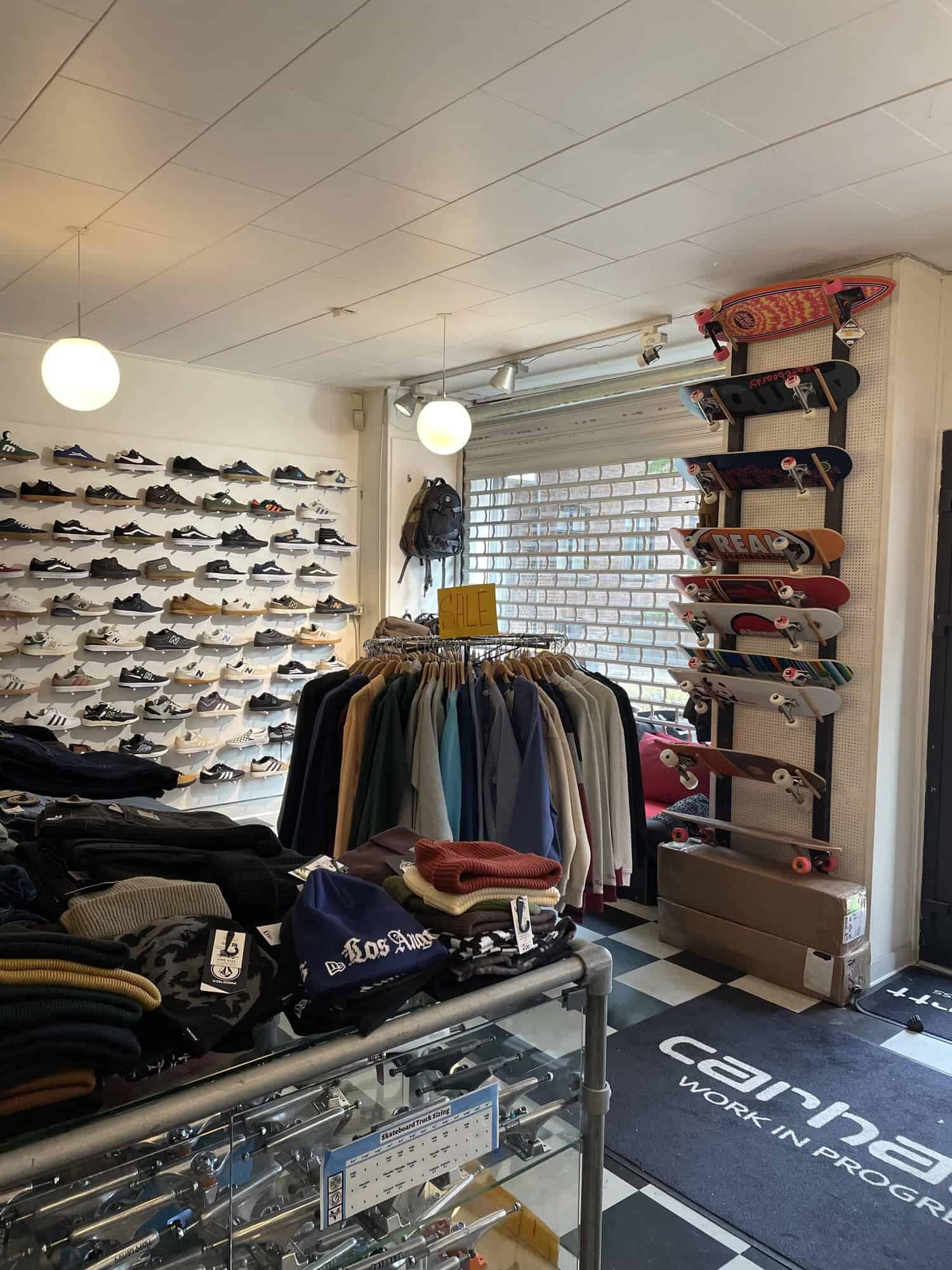 Sko på væggen, tøjstativer og skateboardudstyr i Skate House
