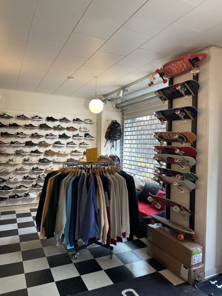 Skovæg, tøjstativ og komplette skateboards i Skate House