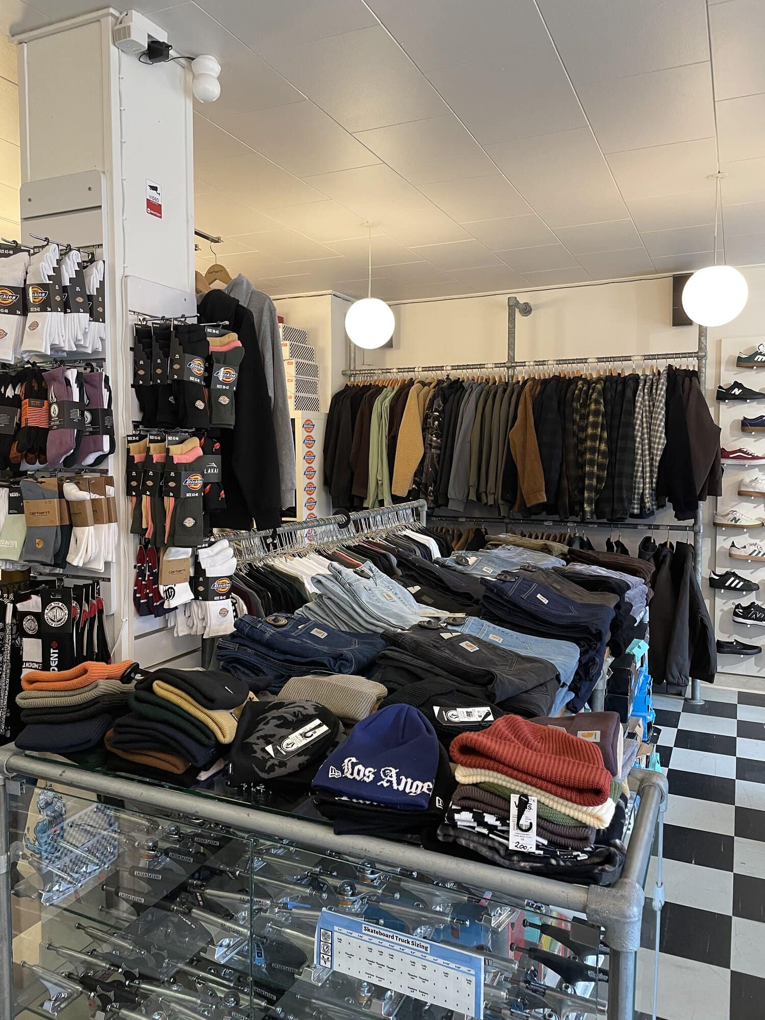 Strømper, huer og foldede bukser i Skate House