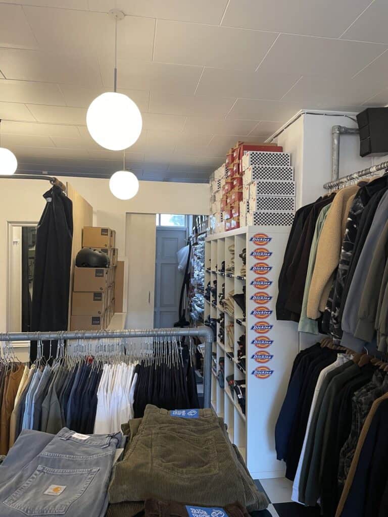 Tøjstativer og skohylder ved Dickies-displayet i Skate House