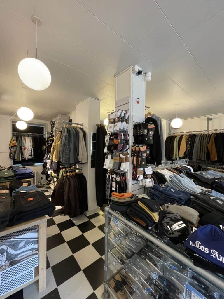 Strømper, huer og bukser ved glasmontre i Skate House