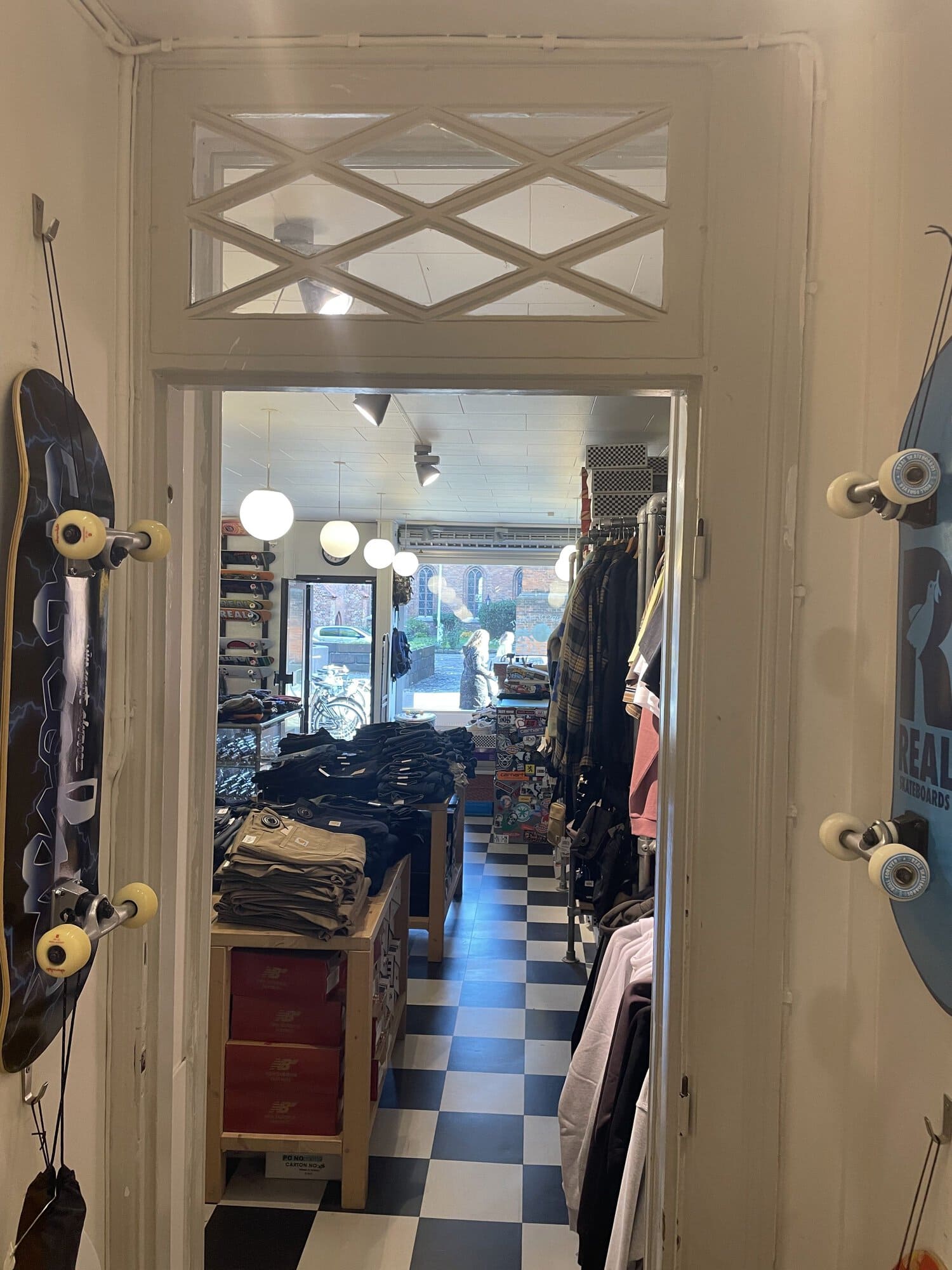 Kig gennem butikken med skateboards ved døråbningen