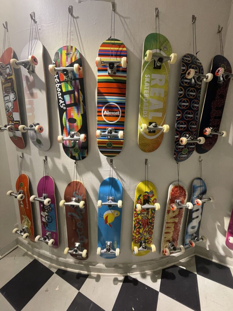 Komplette skateboards på væggen i Skate House
