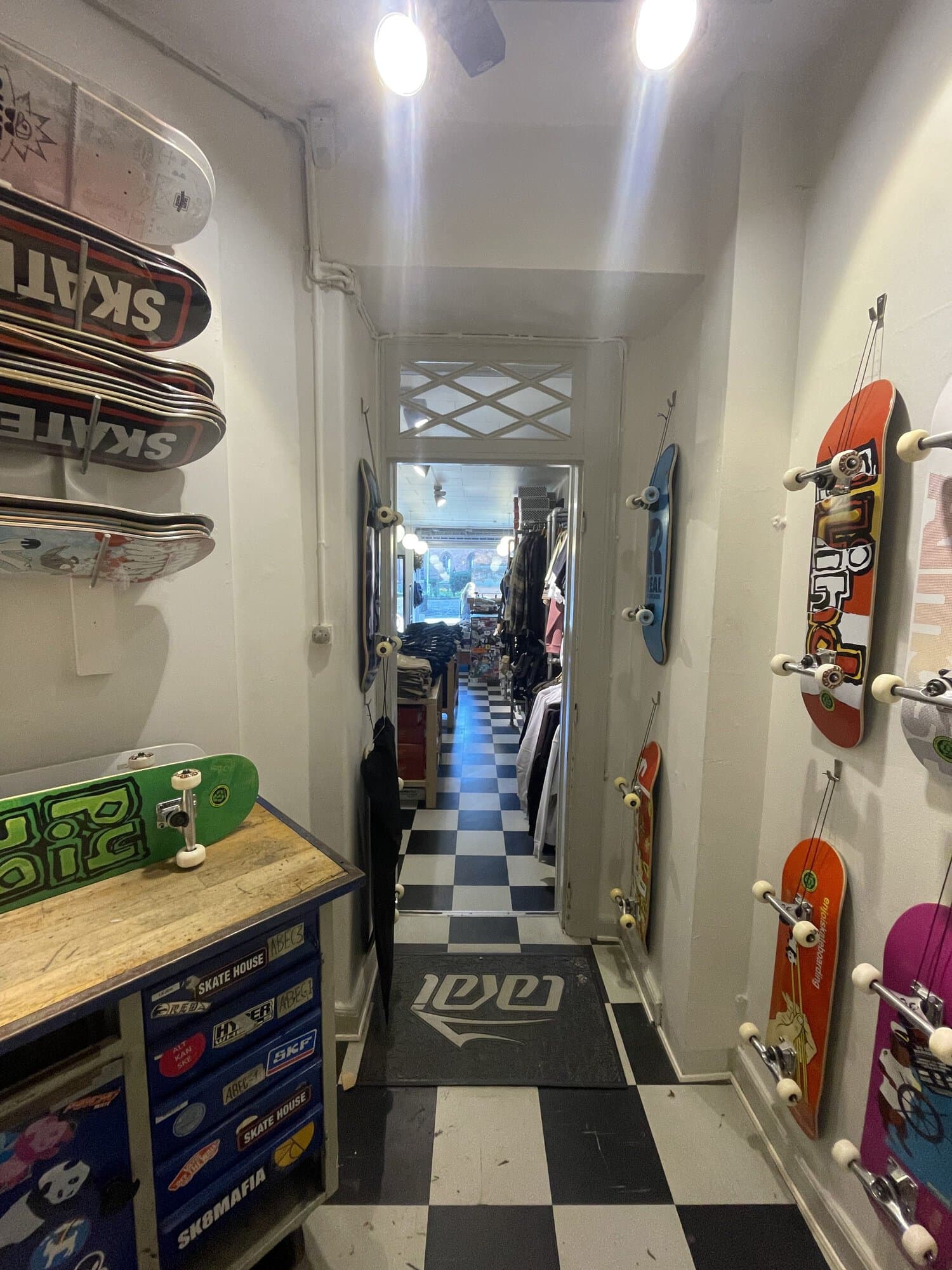 Skateboards og arbejdsbord i Skate Houses boardafdeling