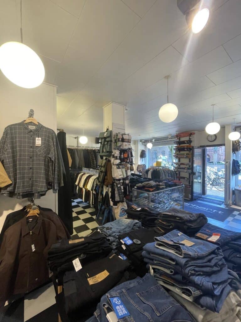 Skjorter på væggen og jeans på bordet i Skate House