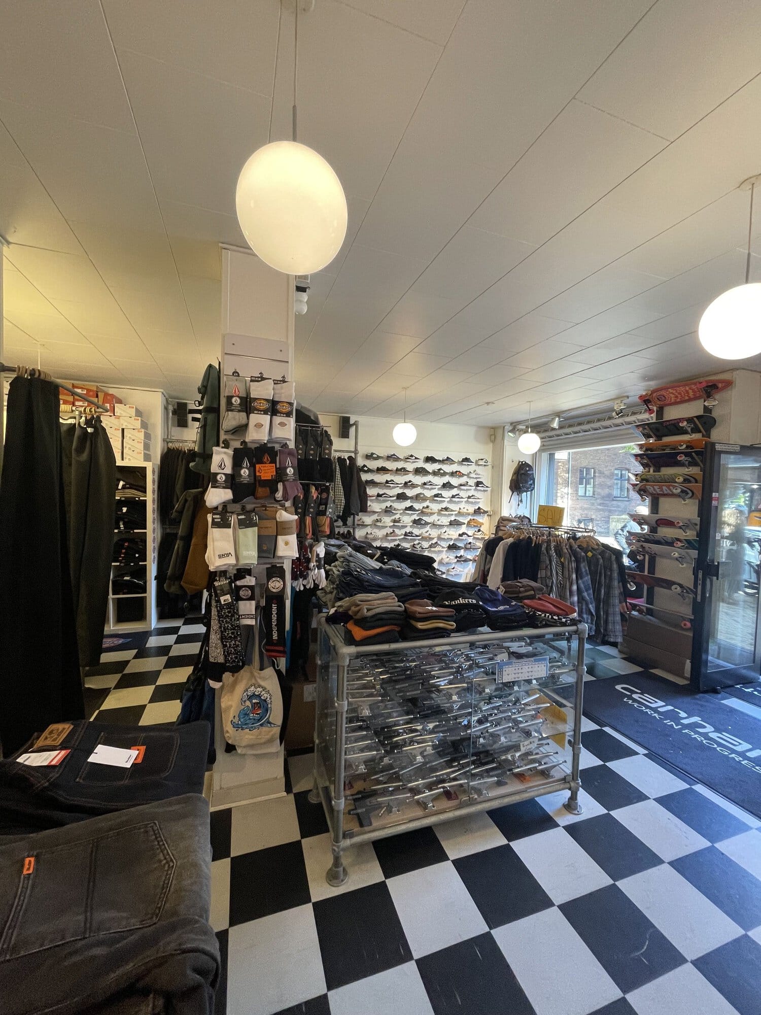 Trucks i glasmontre foran skovæggen i Skate House