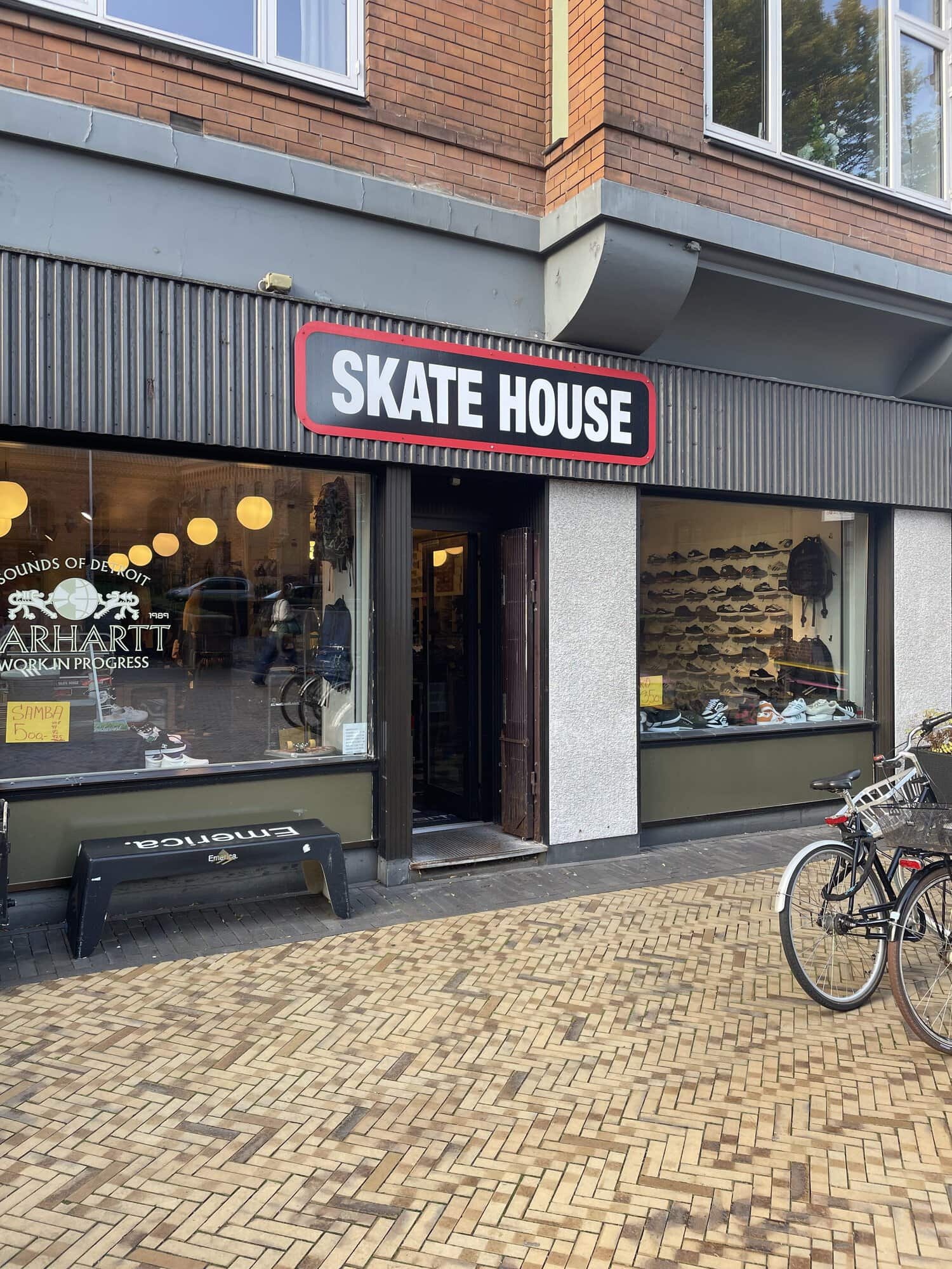 Indgangen til Skate House med skilt og butiksvinduer