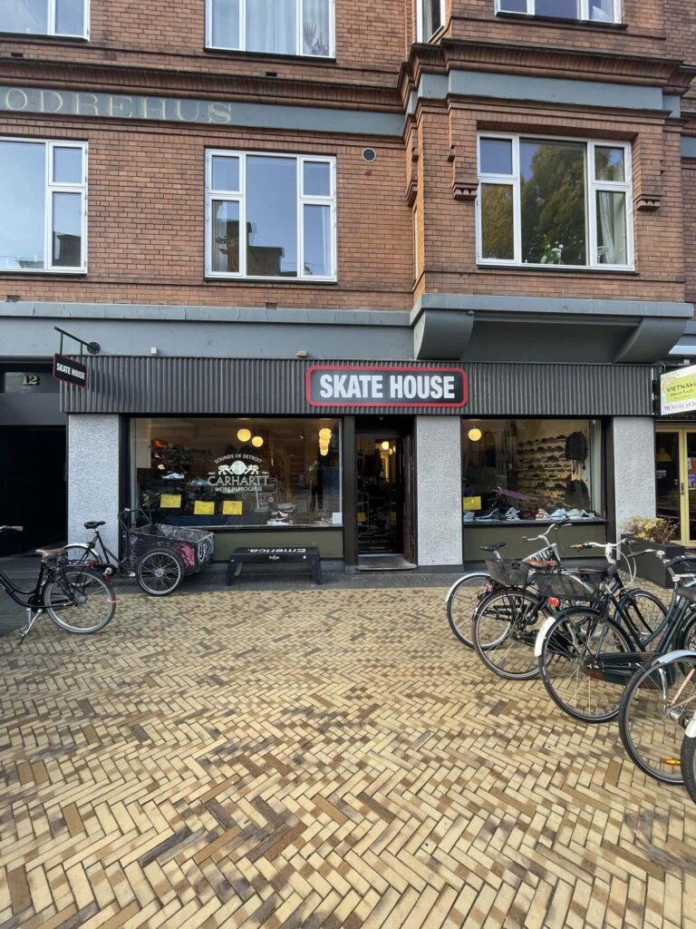 Skate House på Jernbanegade med indgang og butiksvinduer